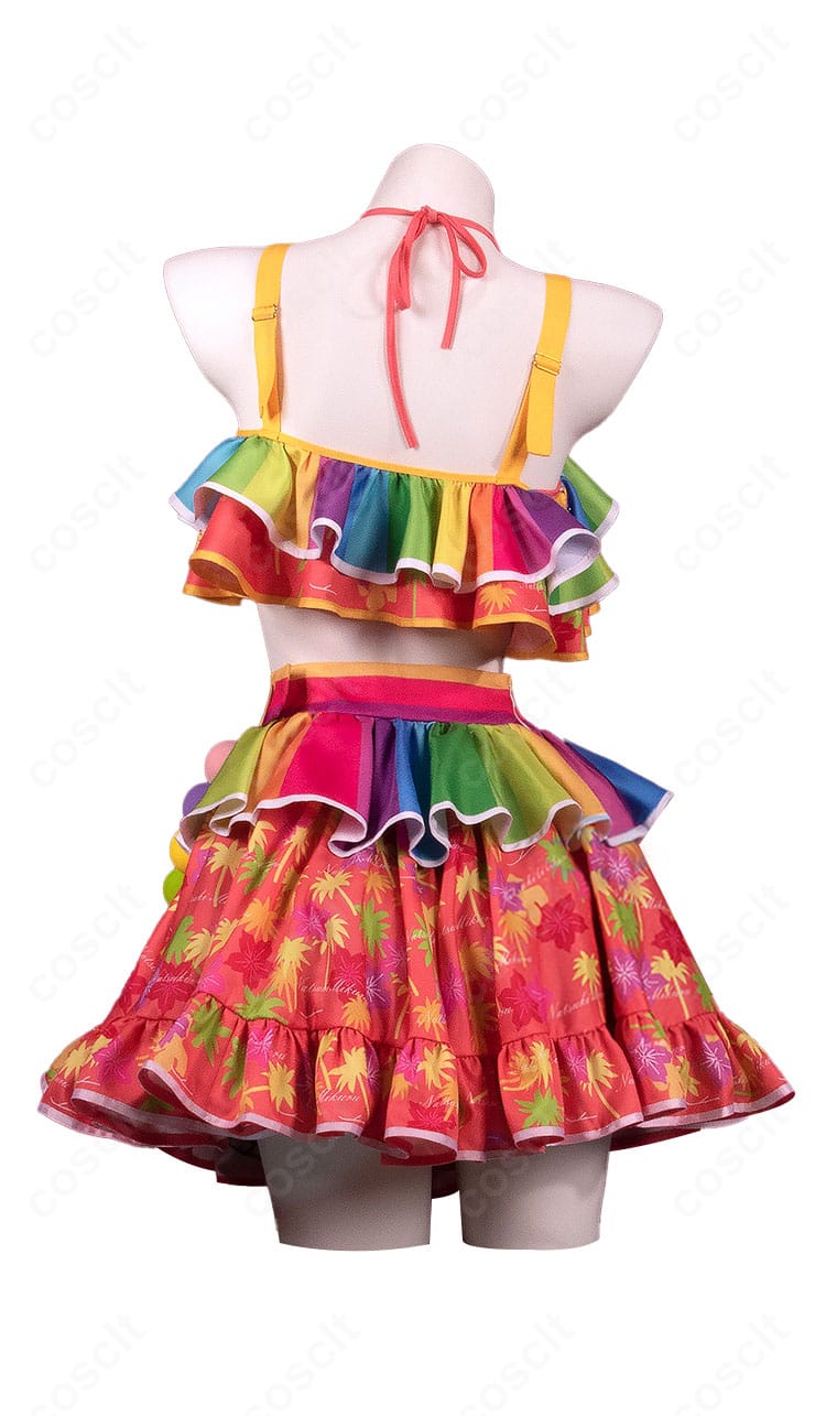 アイカツオンパレード！夏樹みくる コスプレ衣装の背面ビュー。バックスタイルのライン取りと装飾配置を確認できる写真