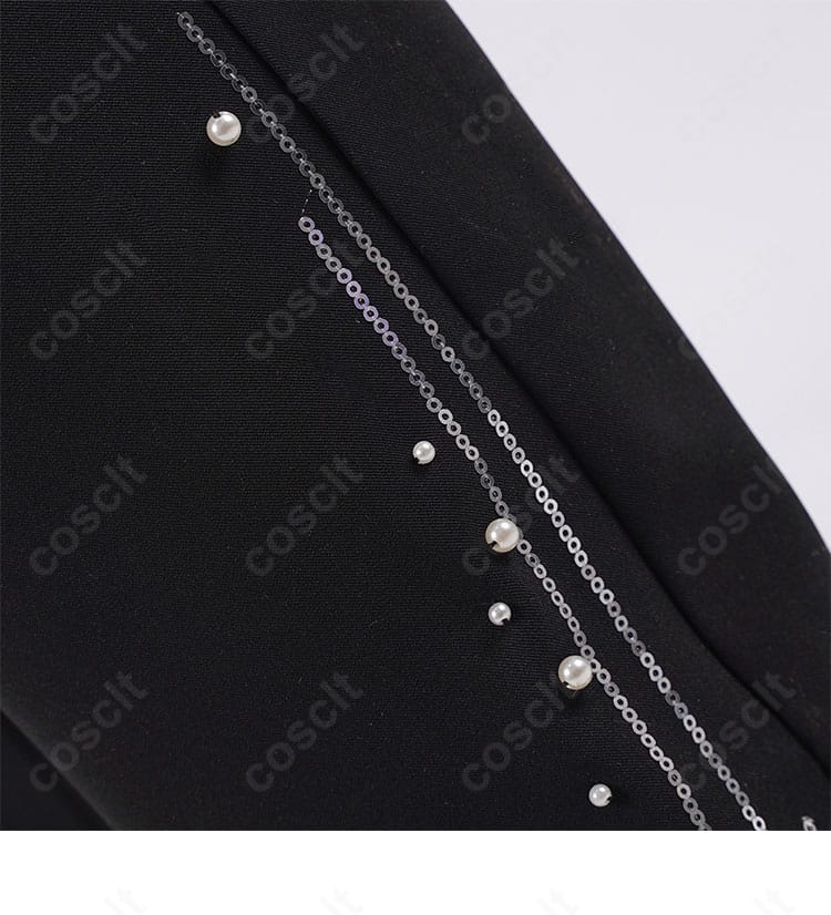 ズボンの装飾ディテール。サイドの意匠とステッチでシャープな印象を演出。