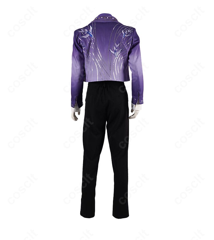 背面全景。背中の切り替えと裾の広がり、背面装飾の配置が分かるホムラ衣装。