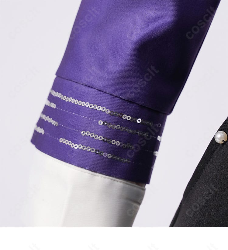 袖口の装飾ディテール。カフスの形状とボタンの配置を示すクローズアップ。