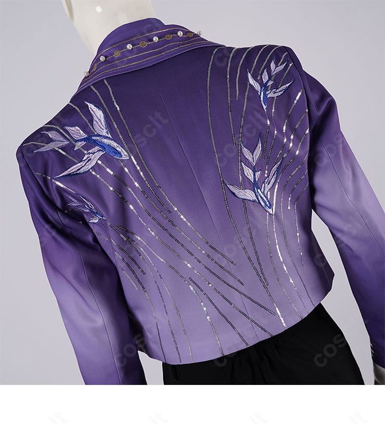 衣装背面のデザイン詳細。背中のパーツ構成と飾りの固定方法が分かる写真。