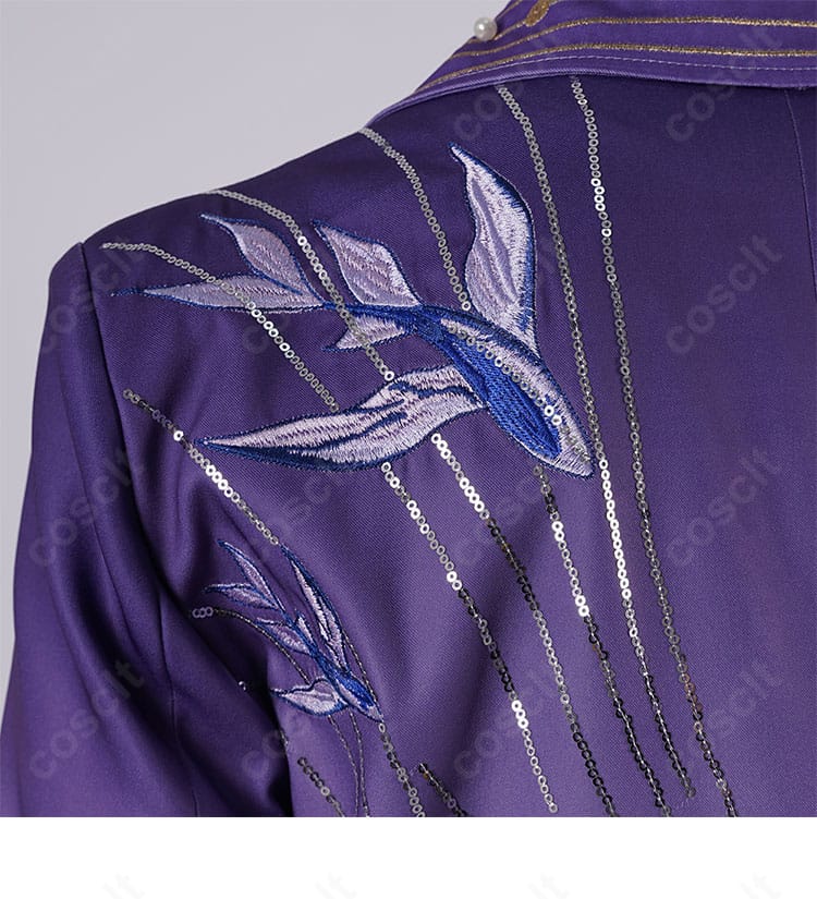 肩部分の装飾アップ。エポレット風の意匠と固定金具のディテール。