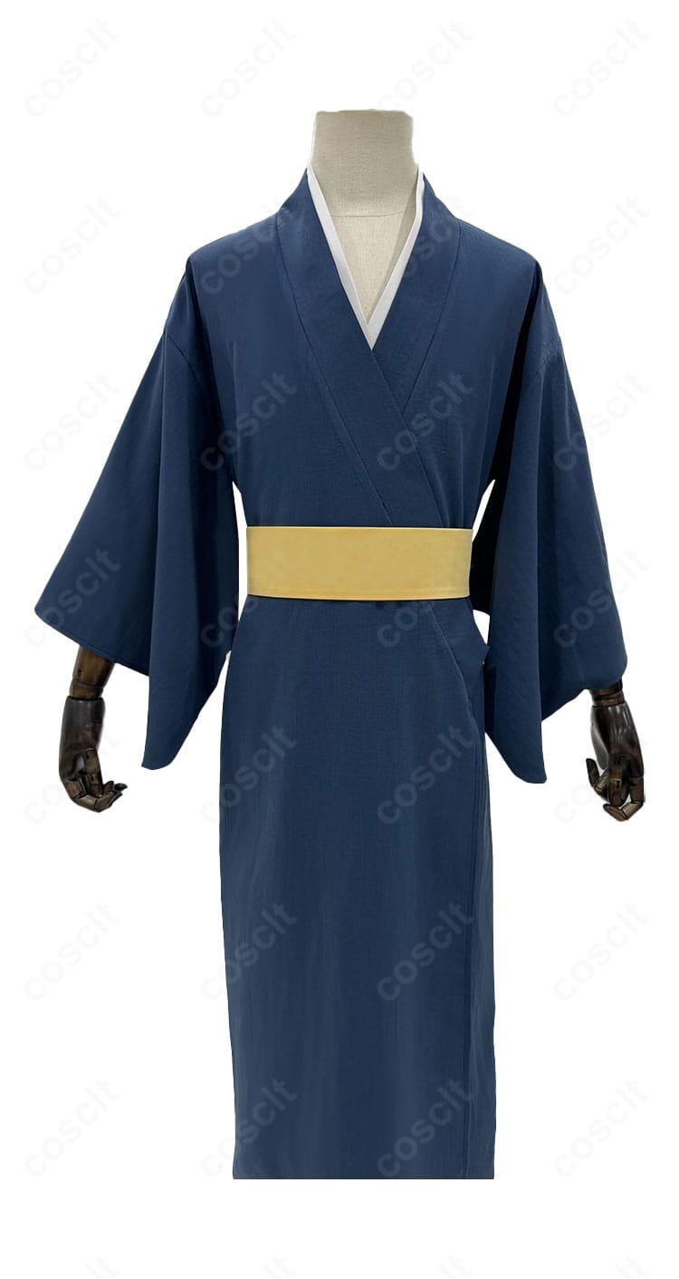 襟元ディテールの近接。襟の切り替えと刺繍が上品に配置され、縫製の美しさが際立つ。