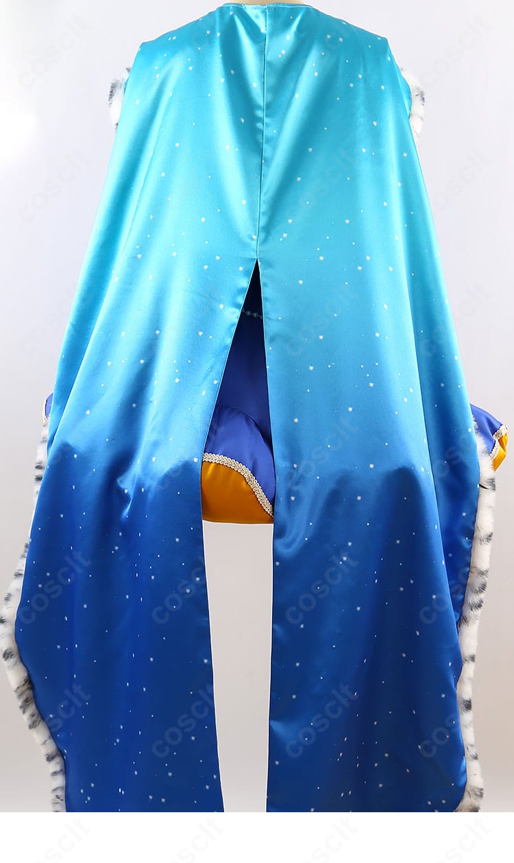 ケープ（マント）装飾の詳細。ドレープ感と留め部分、装飾の立体感をクローズアップ。