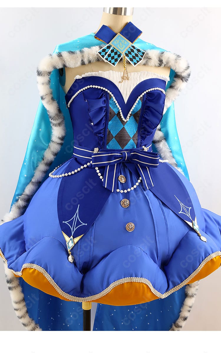 襟もと装飾のクローズアップ。ダイヤモチーフのアクセントと配色のコントラストを鮮明に撮影。