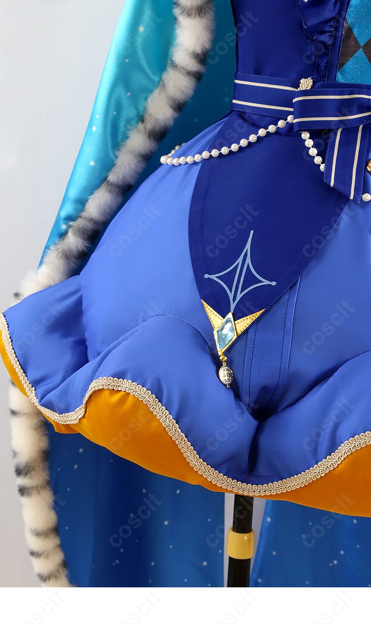 スカート裾（ヘム）装飾のディテール。フリルとトリムの重なりが写真映えする仕立て。