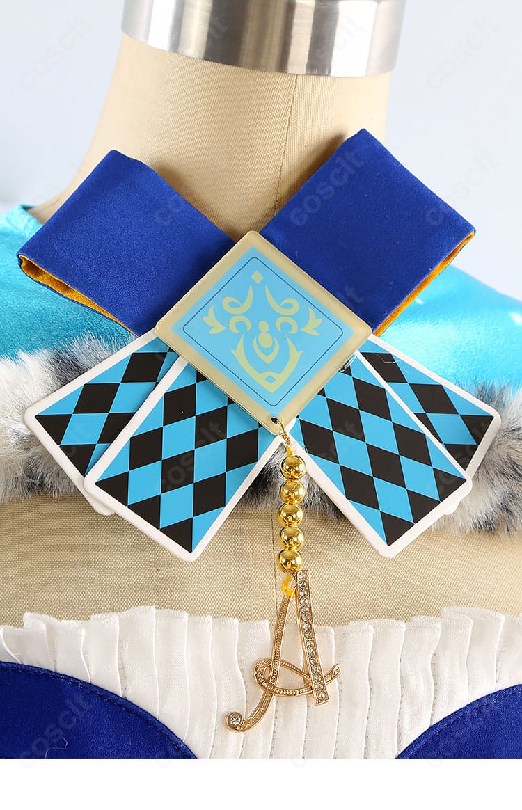 チョーカー（首飾り）の詳細。質感と留め具の構造、首元のアクセントが分かるアップ。