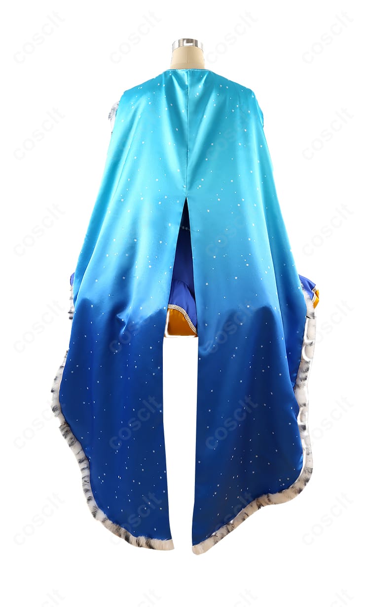 プロセカ 鳳えむ クイーン・オブ・ダイヤ コスプレ衣装の背面。ケープの長さと背面装飾、スカートの落ち感が分かる。