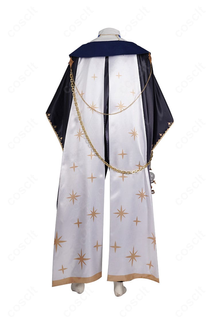 背面から見た星導ショウのコスプレ衣装。マントの広がりと背面装飾の配置を確認できます。