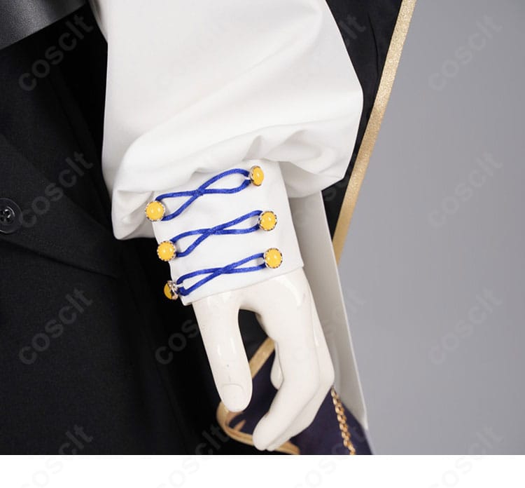 袖口の装飾ディテール。カフ周りのステッチと装飾の仕立てを確認できる画像。