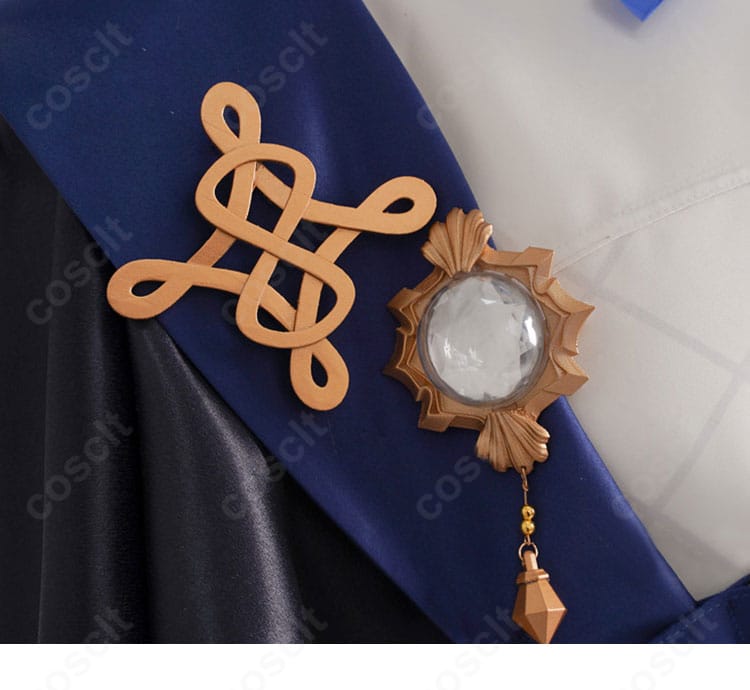 胸元の装飾ディテール。チェーンや襟飾りの重なりと華やかな印象を写したクローズアップ。