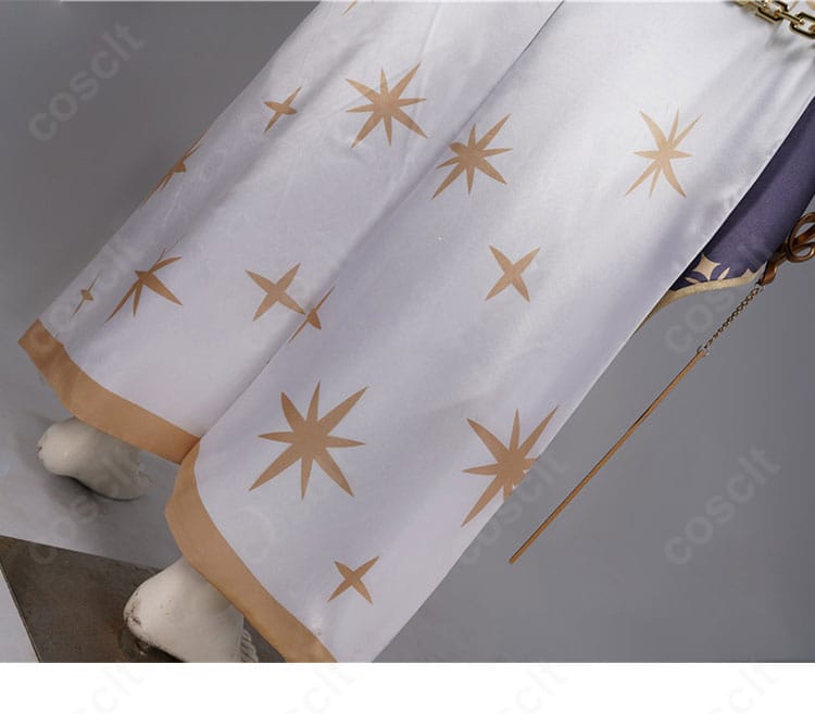 ズボンの装飾ディテール。裾のラインとステッチ、コーデ全体とのバランスが分かる画像。