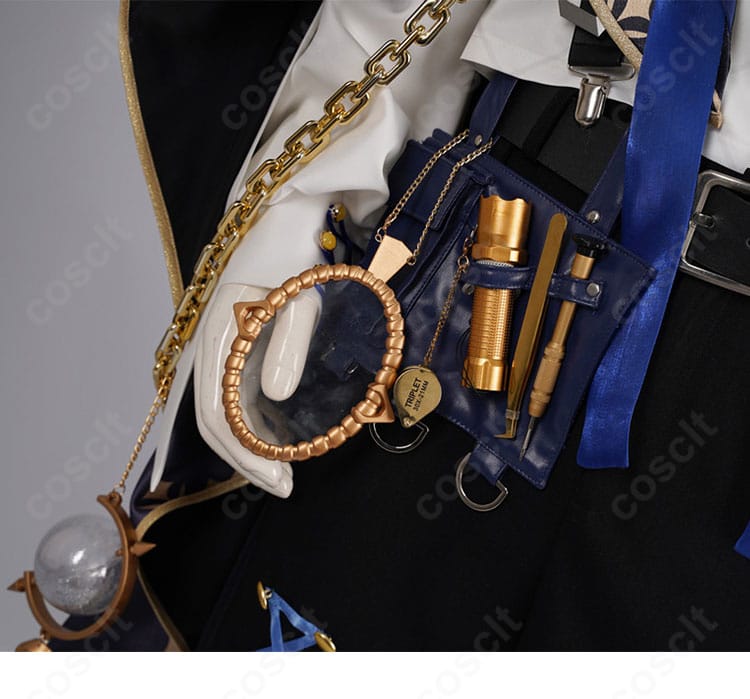 ウエスト周りの装飾ディテール。ベルト、腰飾り、ウエストポーチの位置関係を確認できる画像。