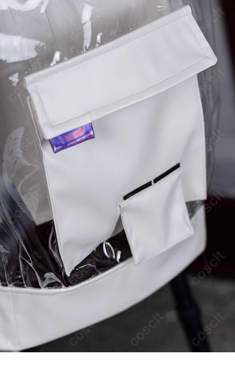 衣袋（ポーチ）装飾の近接。縁取りと金具の作り込みを示すディテールショット。