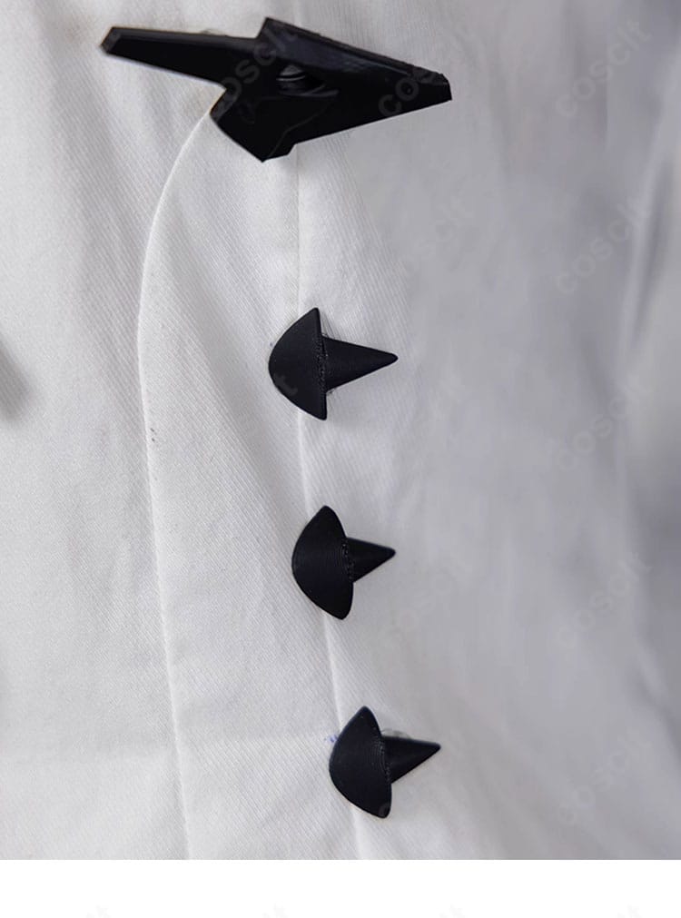 襟元と胸飾りの正面ディテール。ネックラインのデザインと装飾の組み合わせを表現。