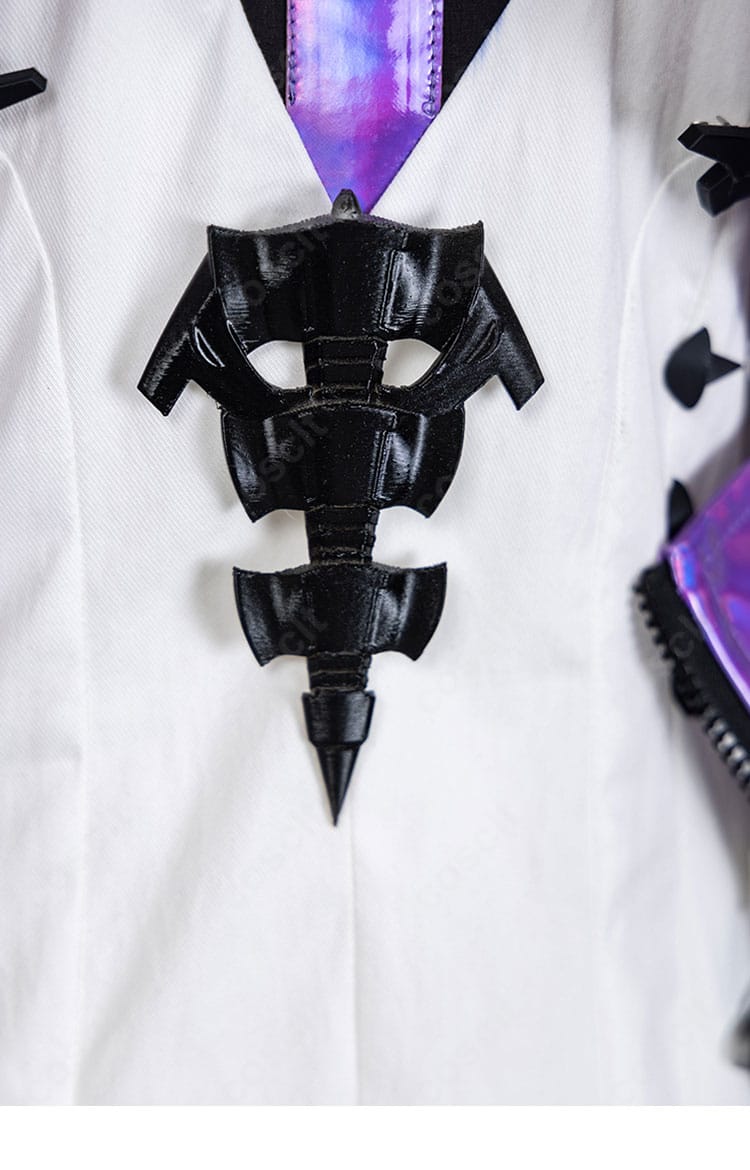 胸飾りの詳細アップ。高再現の装飾が衣装全体を引き立てる様子。