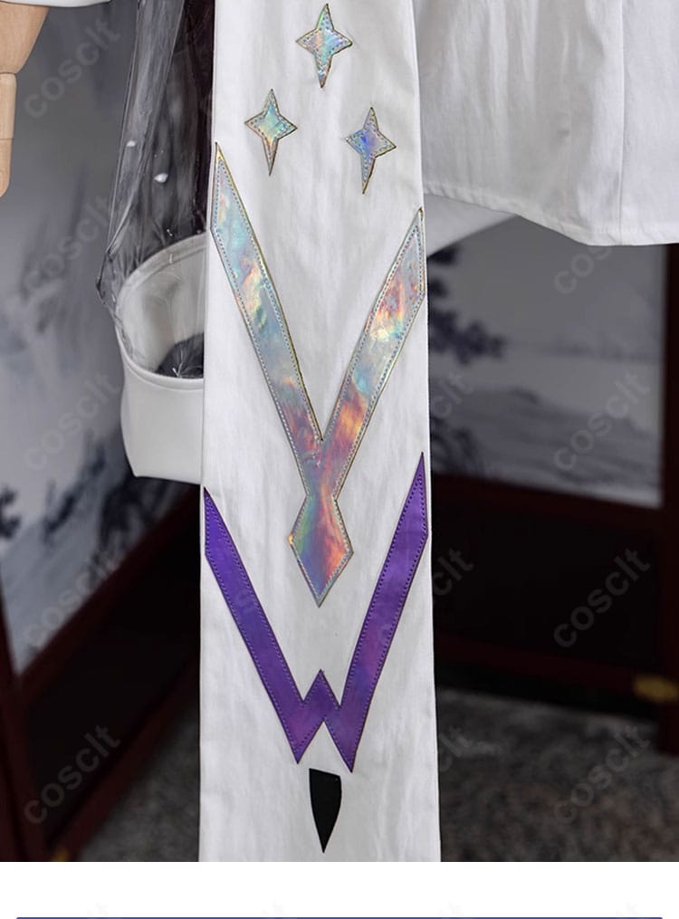 裾部分の装飾ディテール。コートの美しいラインと縁取りが映えるカット。