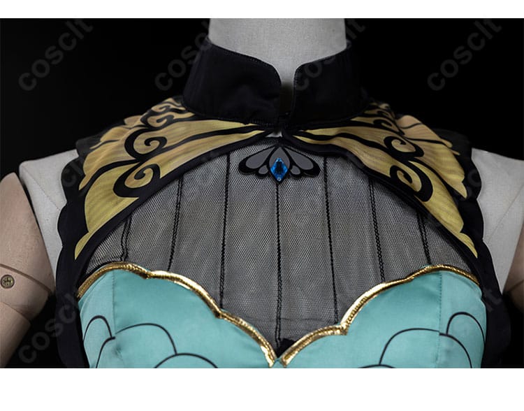蒼穹コスプレ衣装の襟周りディテール。繊細な刺繍と装飾パーツの質感が分かるアップ。