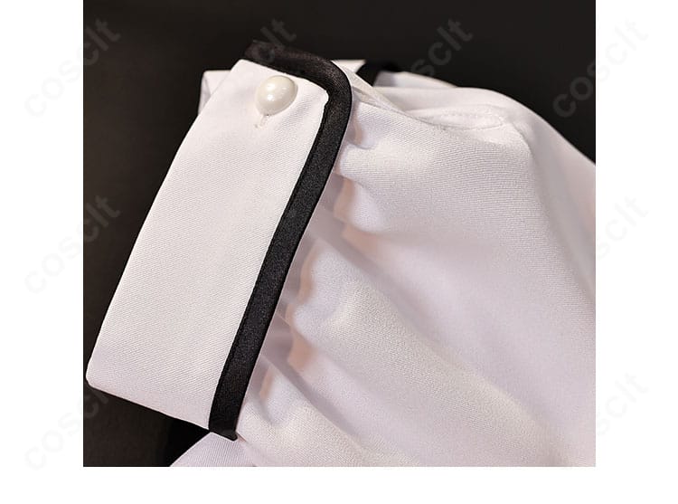 袖口ディテール。白地に入る細ラインと袖口の形状、縫い代処理を示す接写画像