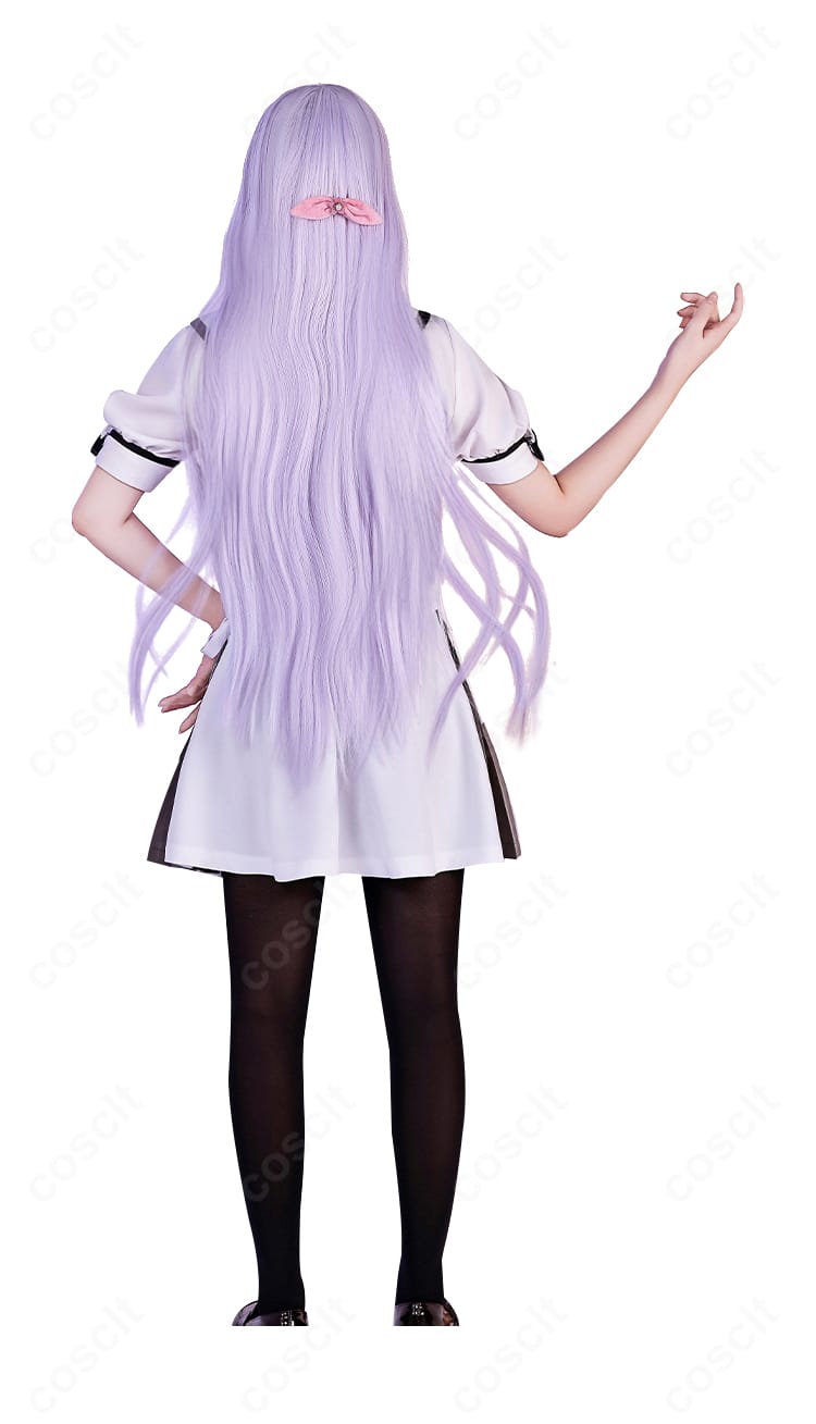 モデル着用の背面。セーラー襟のラインと背面ファスナー位置、プリーツの揺れ感が伝わる画像