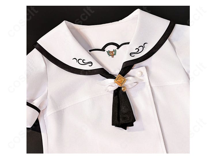 襟元ディテール。ネイビー襟のライン幅とタイの結び目、ステッチの仕上げが分かる接写