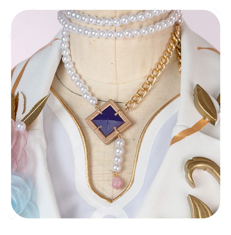 首元アクセサリーのクローズアップ。ネックレスと装飾パーツの質感と配置。