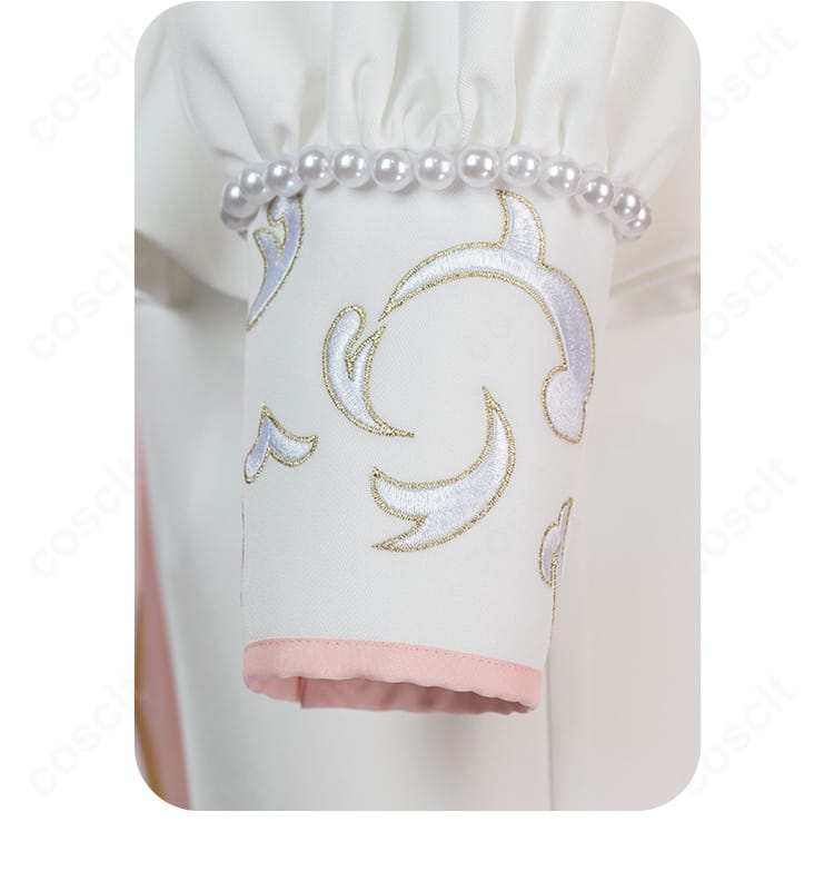 袖口の装飾ディテール。カフの形状とレリーフ風パーツを鮮明に撮影。