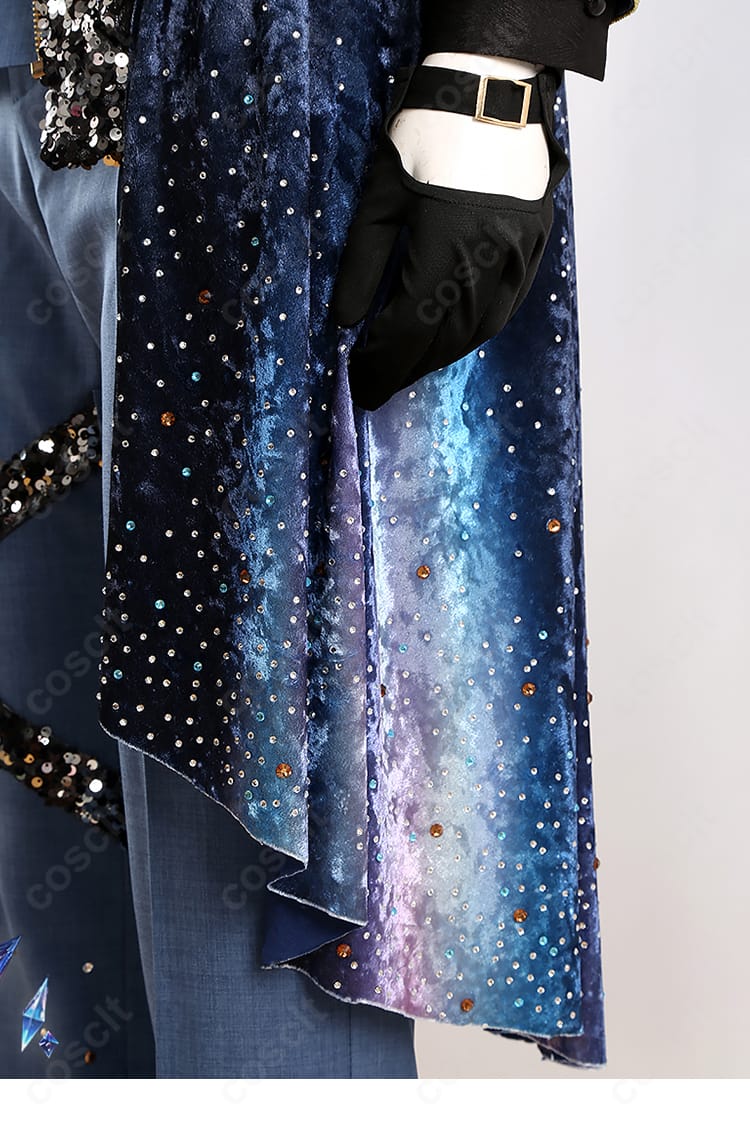 手袋と手首飾りの装飾アップ。ステッチの精度とメタル装飾の配置が見えるディテールショット。