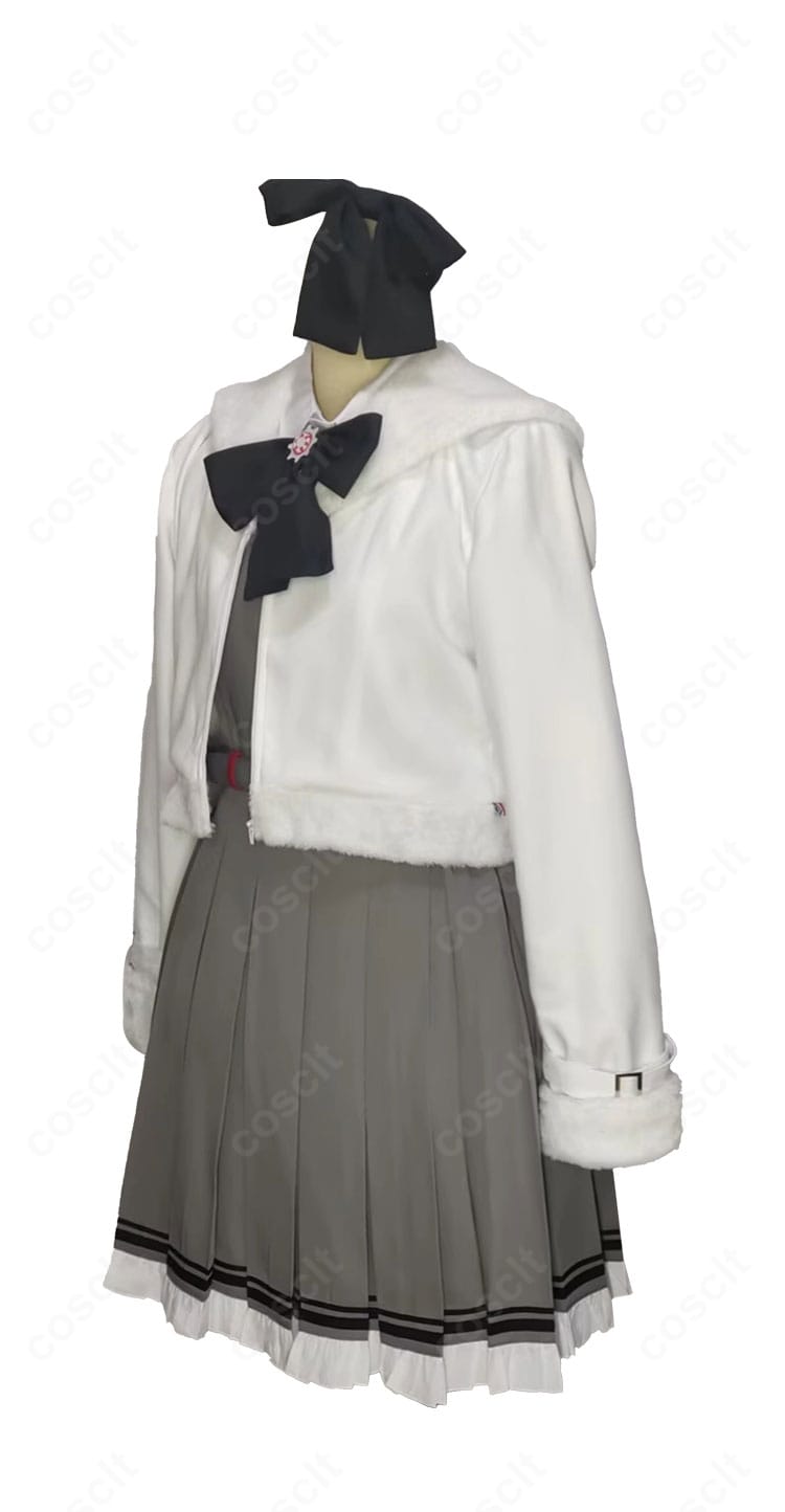 三善タカネ コスプレ衣装の側面。コートとワンピースのライン、ウエストのシルエットとディテールを強調した角度。