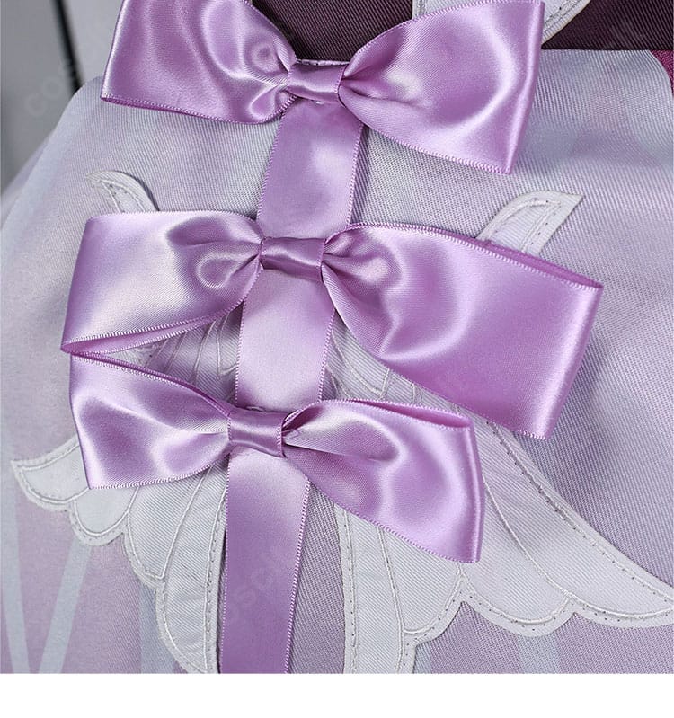 背面の大きな蝶結びリボン装飾。結び目と垂れの形が分かる後ろ姿カット