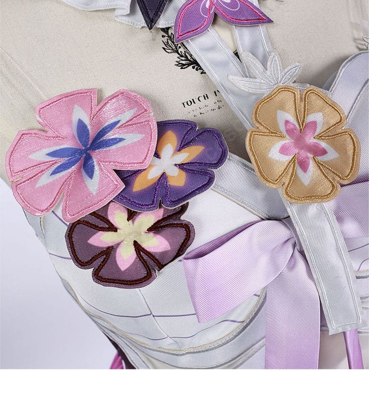 胸元の装飾ディテール。中央パーツとテープの立体感を示す近接写真