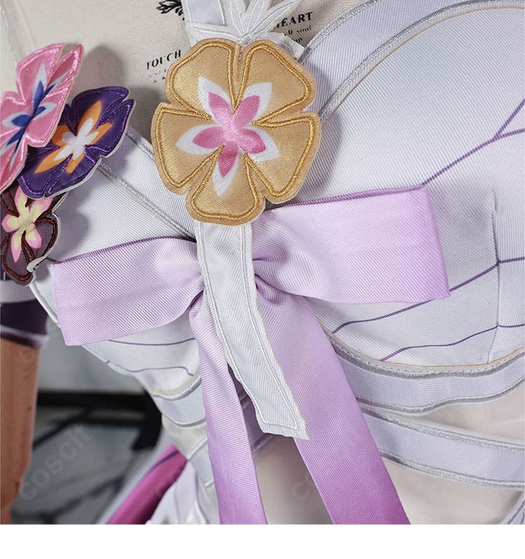 襟元の装飾ディテールを強調した接写。重ね構造と配色のコントラストが分かる