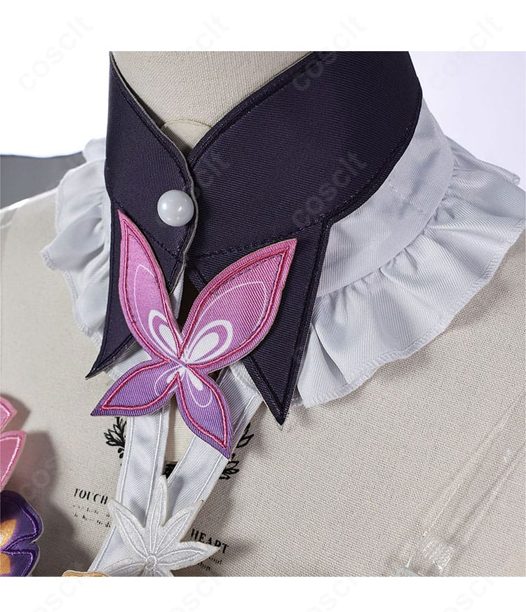 襟の装飾ディテール。縁取りとメタル調パーツの配置が確認できるアップ