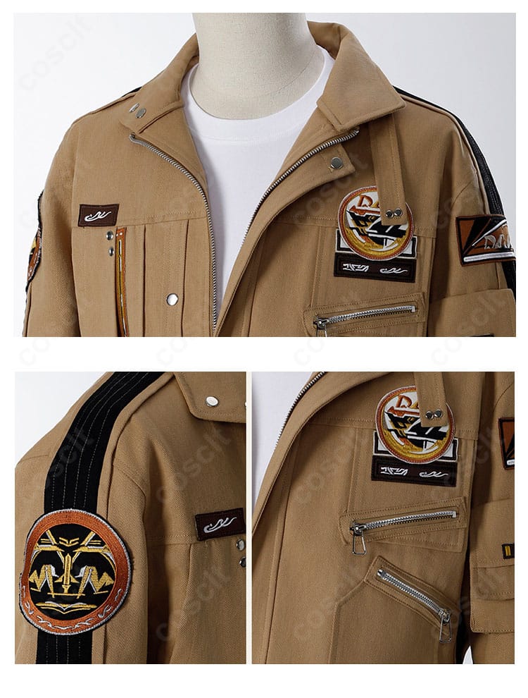 襟・袖・胸元装飾のディテール。コートの端正なラインとキャラクターらしさを引き出す意匠。