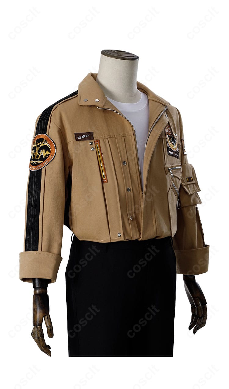 マヒル衣装の右側面ディテール。肩ベルトの位置関係とコートの直線的シルエットが分かる角度。