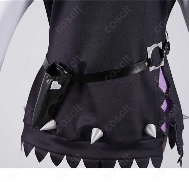 腰部装飾のクローズアップ。ベルトと腰飾りの金具、配置バランスを示すディテール。