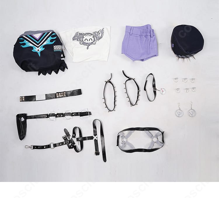 セット内容一覧。トップス、インナー、ショートパンツ、帽子、チョーカー、耳飾り、ベルト、腰飾り、太もも飾り、足首飾りが整然と並ぶ。