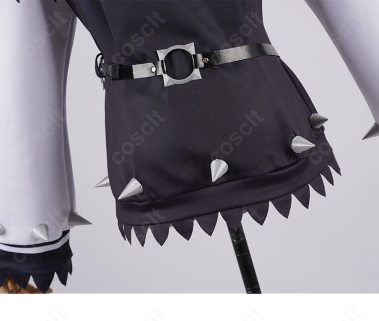 裾装飾のクローズアップ。裾のトリムとレイヤードの重なりが分かるディテール。