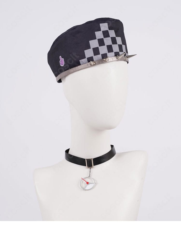 首飾りと帽子のディテール。チョーカーの金具、帽子の装飾パーツと縁取りを明瞭に示す。