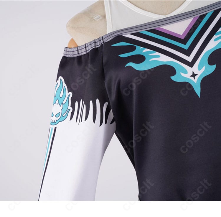 肩から袖にかけての装飾。肩章風デザインと袖口の意匠、可動域のゆとりが分かる画像。