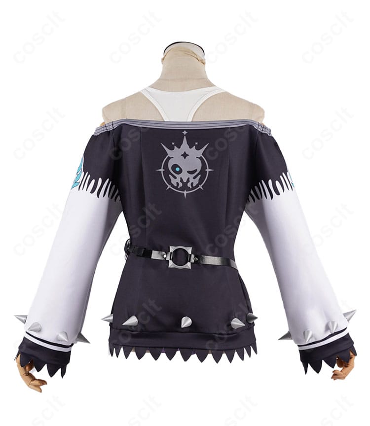 ホロライブ 輪堂千速 コスプレ衣装の背面。背中のカッティングと腰の飾り、ショートパンツの後ろ姿が分かる構図。