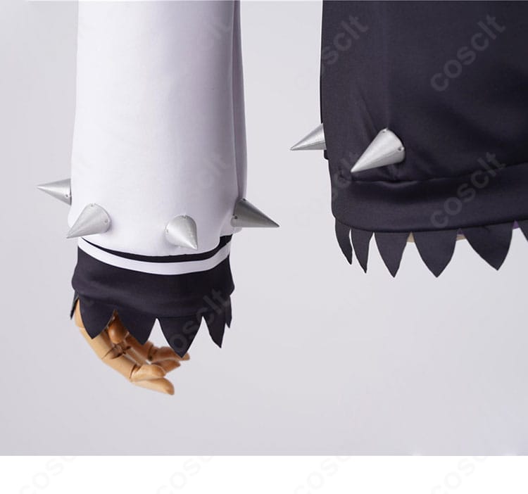 袖口装飾の近接。カフスの形状と縁取り、装飾パーツの仕上がりが分かる。