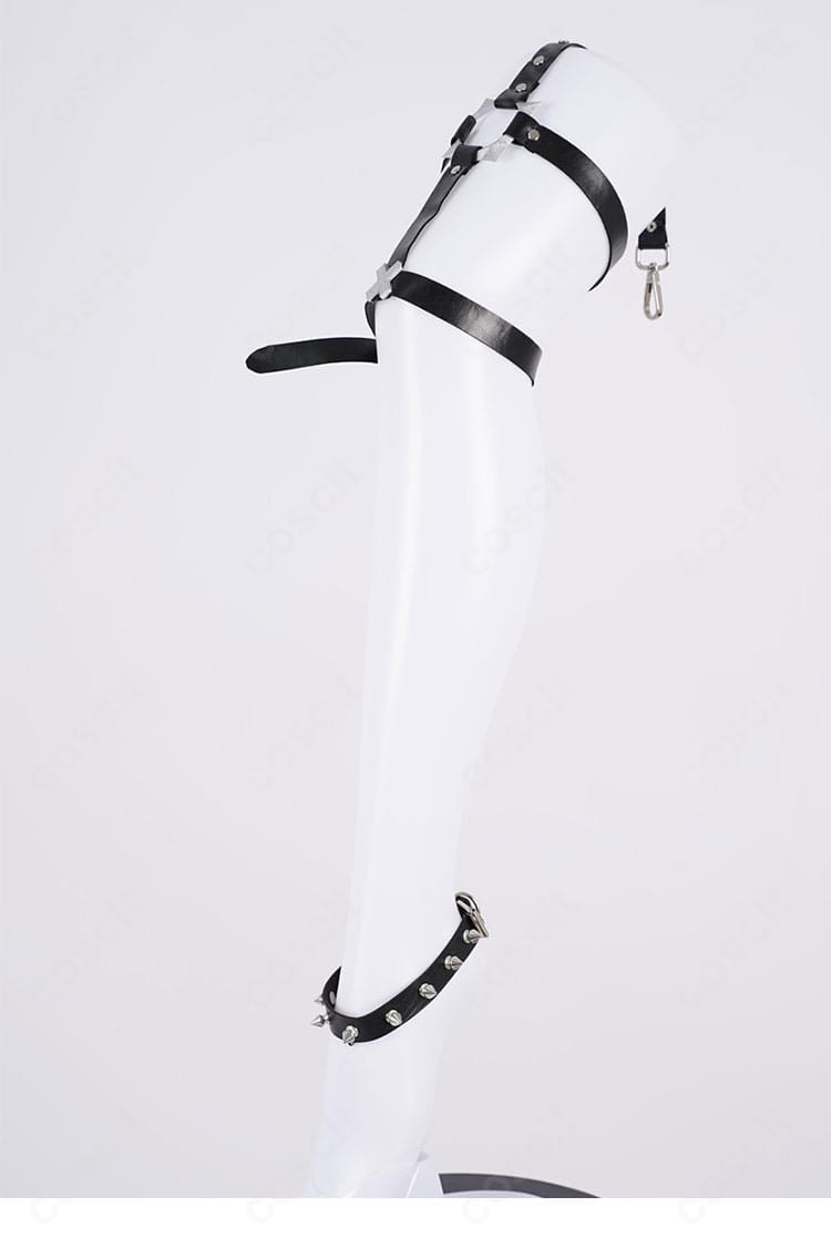 足飾りと太もも装飾の近接。アンクレットと太もも飾りの固定方法とデザインが分かる。