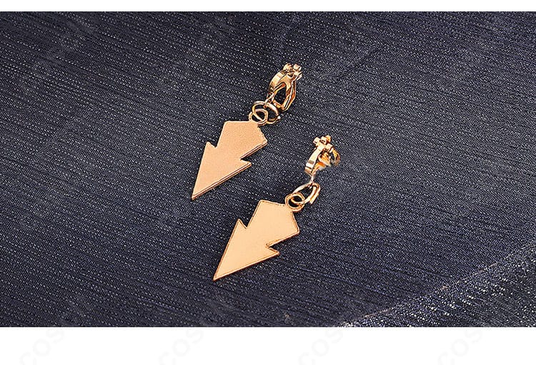 セノの耳飾りディテール。小ぶりのアクセントがコーデに華やぎを添える。