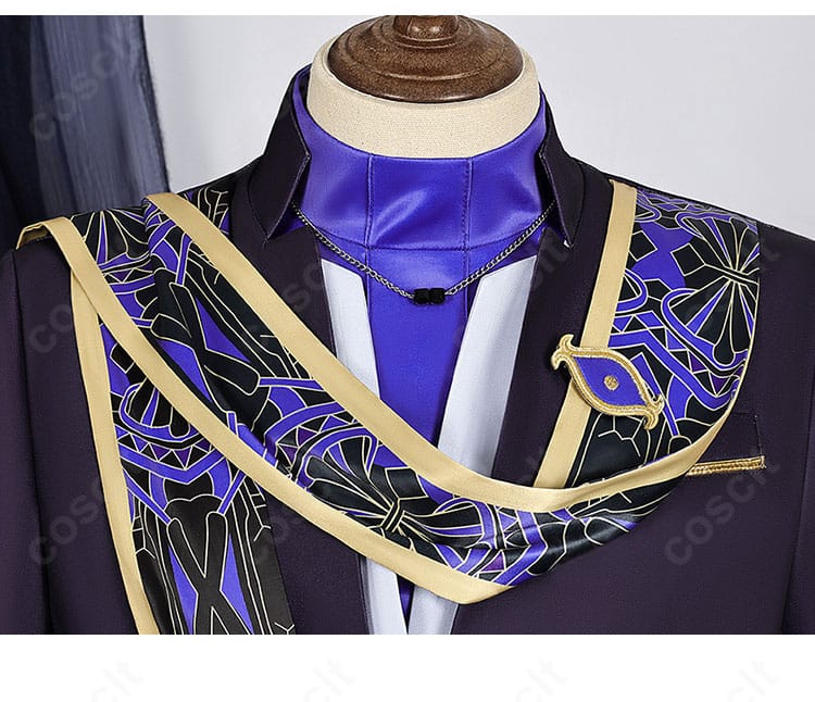 セノのネックレス装飾アップ。中央モチーフとメタリック調パーツの質感が伝わる。