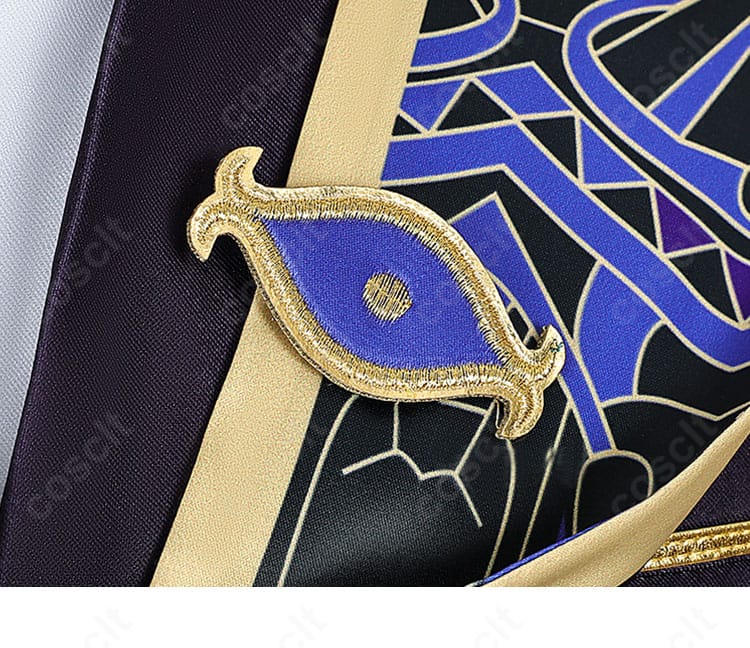 セノ衣装のウエスト周り装飾。コート裾まわりのフリンジと意匠配置を詳細に。