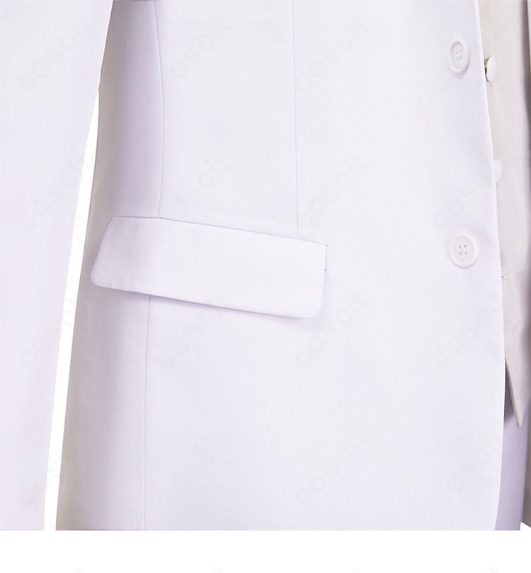 パンツとジャケットのポケット周り。フラップやステッチ、実用性のあるポケット設計を強調。