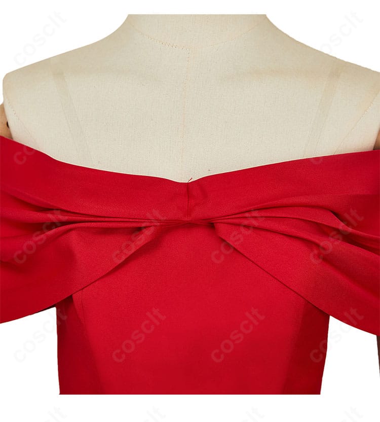 襟元の装飾ディテールのクローズアップ。精巧な意匠で近距離撮影にも対応。