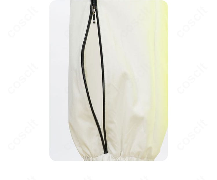 パンツ脚部の装飾近接。ラインとパネル切替がシャープな脚線を演出。