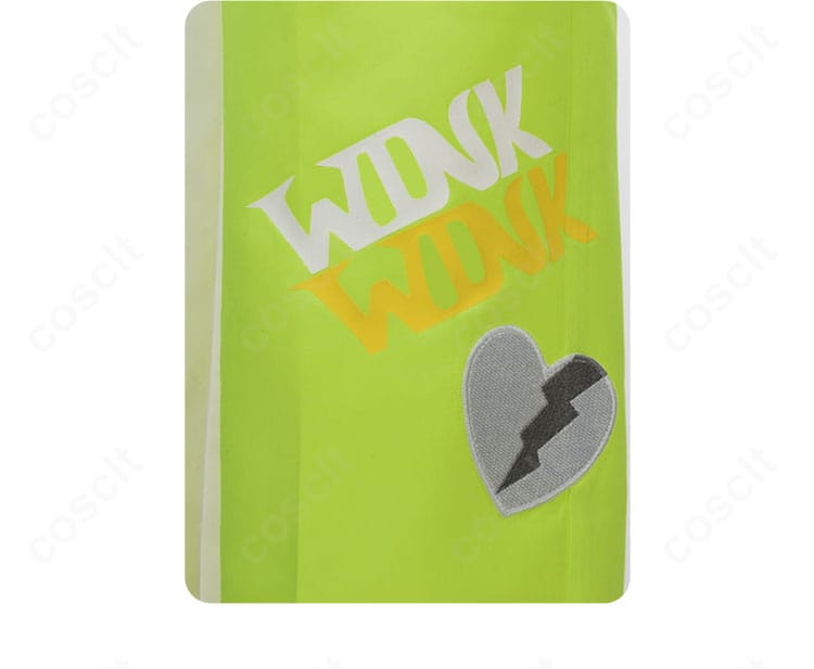 左脚アルファベット装飾のアップ。視線を惹くアクセントデザイン。